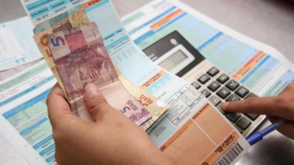 Funcionário da Nubank sentado à mesa, olhando para um computador com uma expressão de preocupação.