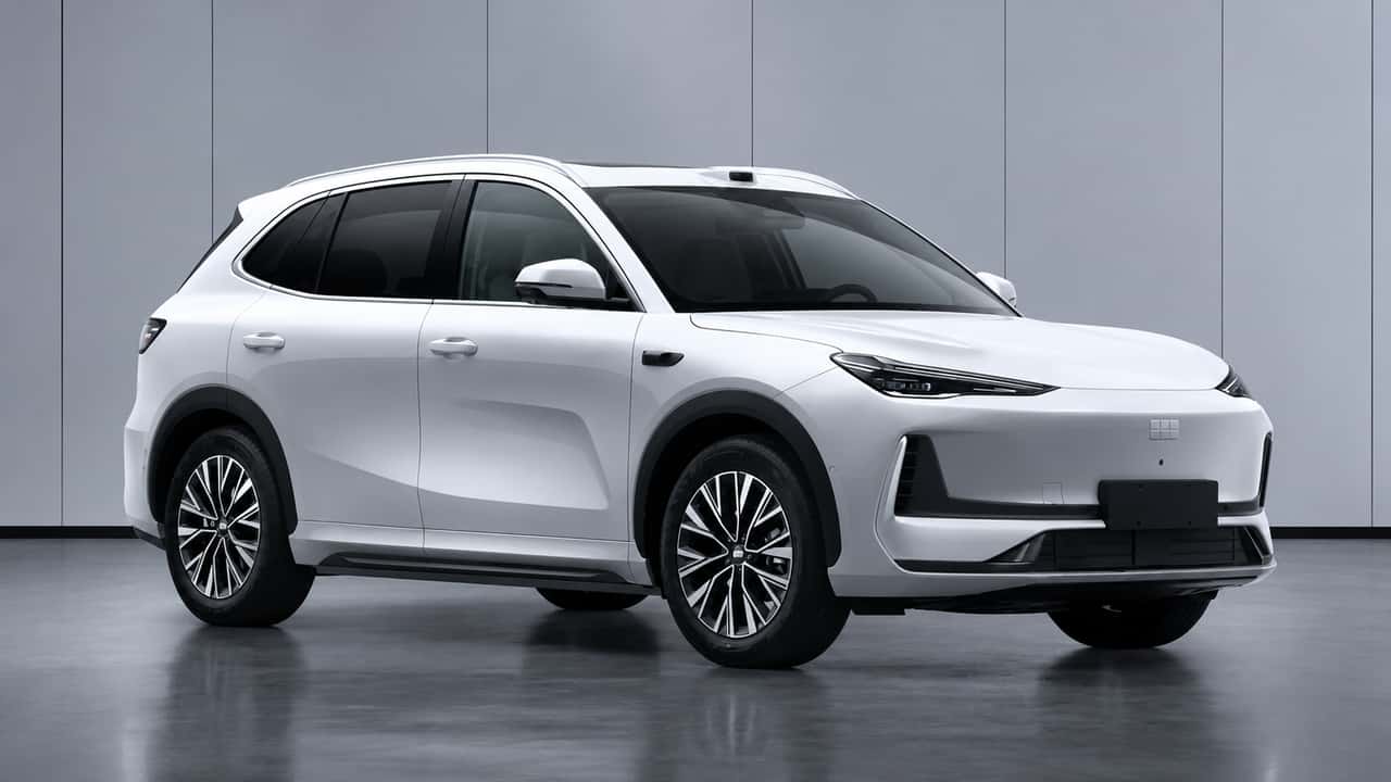 Carro elétrico Geely EX5 com motor de alta potência em teste na estrada chinesa.