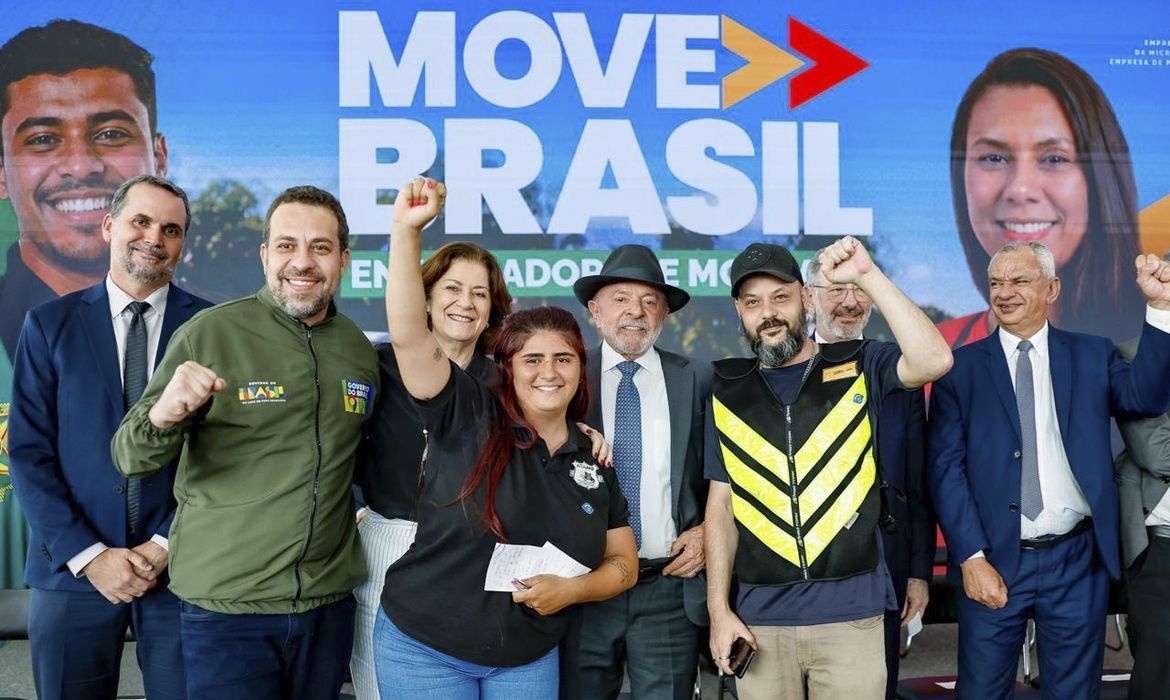 Motociclistas de aplicativos recebem crédito ampliado do governo federal.