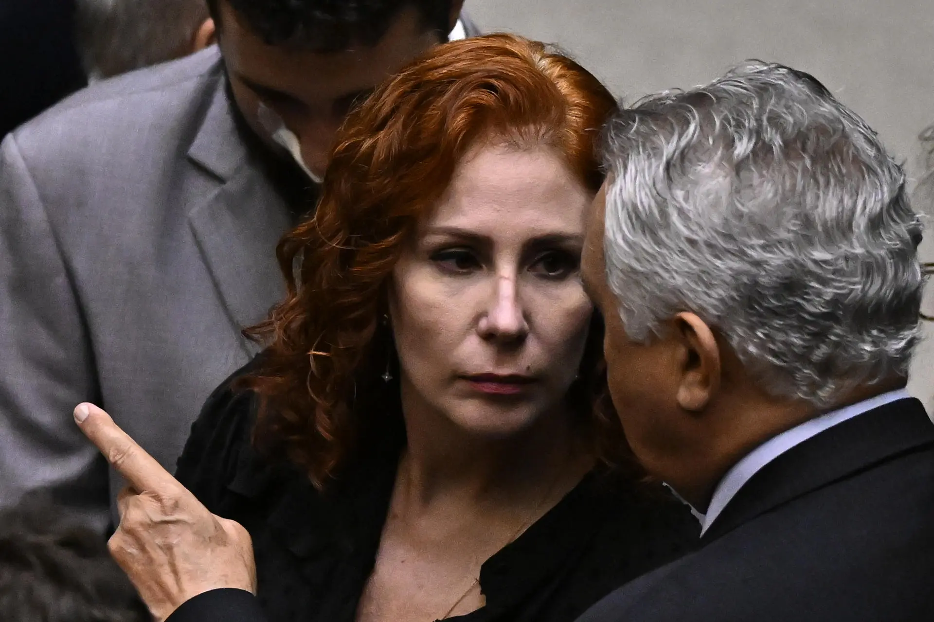 Imagem de jornalistas analisando decisões de tribunais estrangeiros em um jornal.