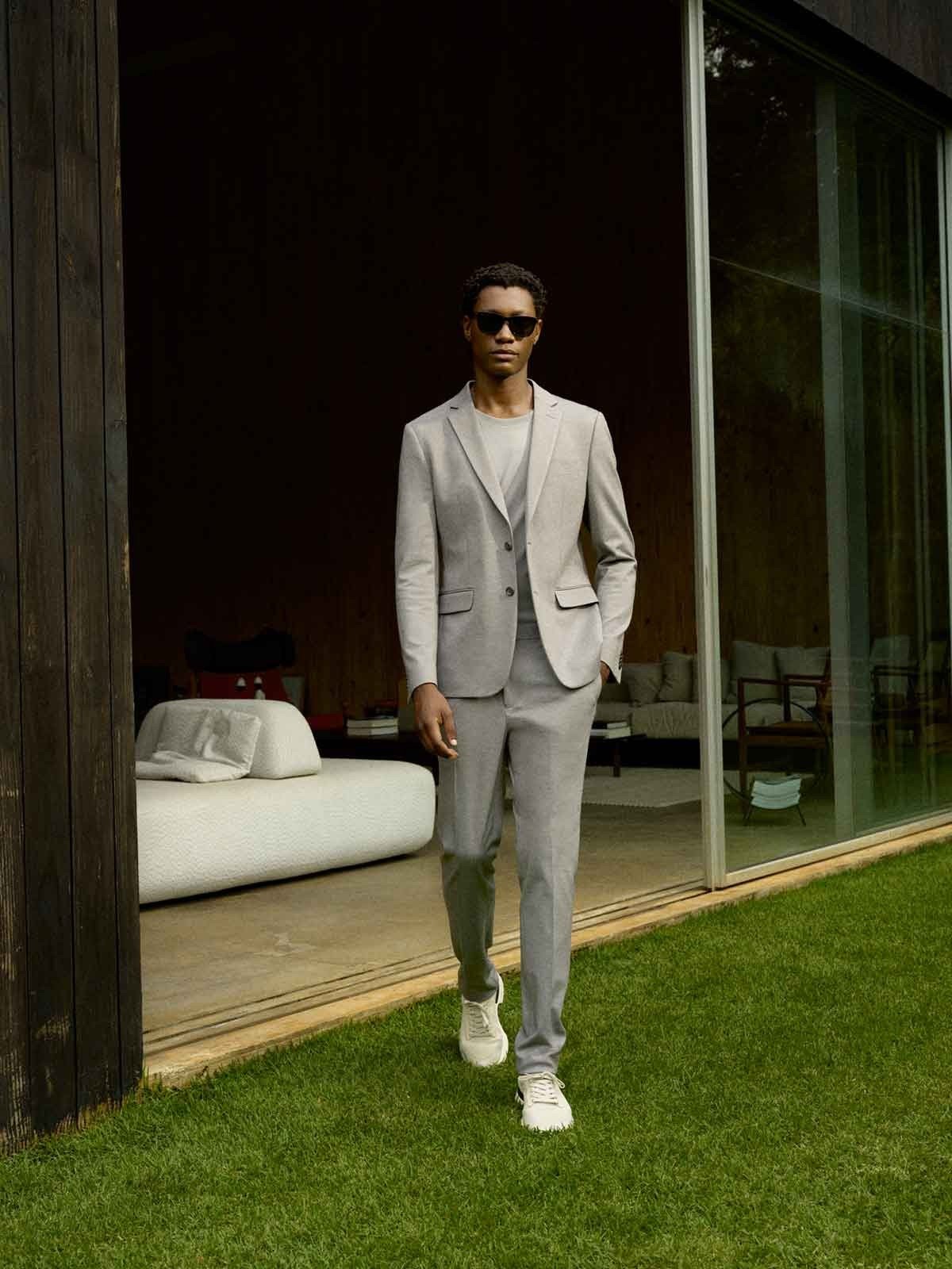 Homem moderno com estilo elegante, usando sobreposições com peças versáteis de Aramis.