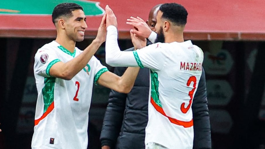 Time marroquino em ação no campo de futebol durante a Copa do Mundo.