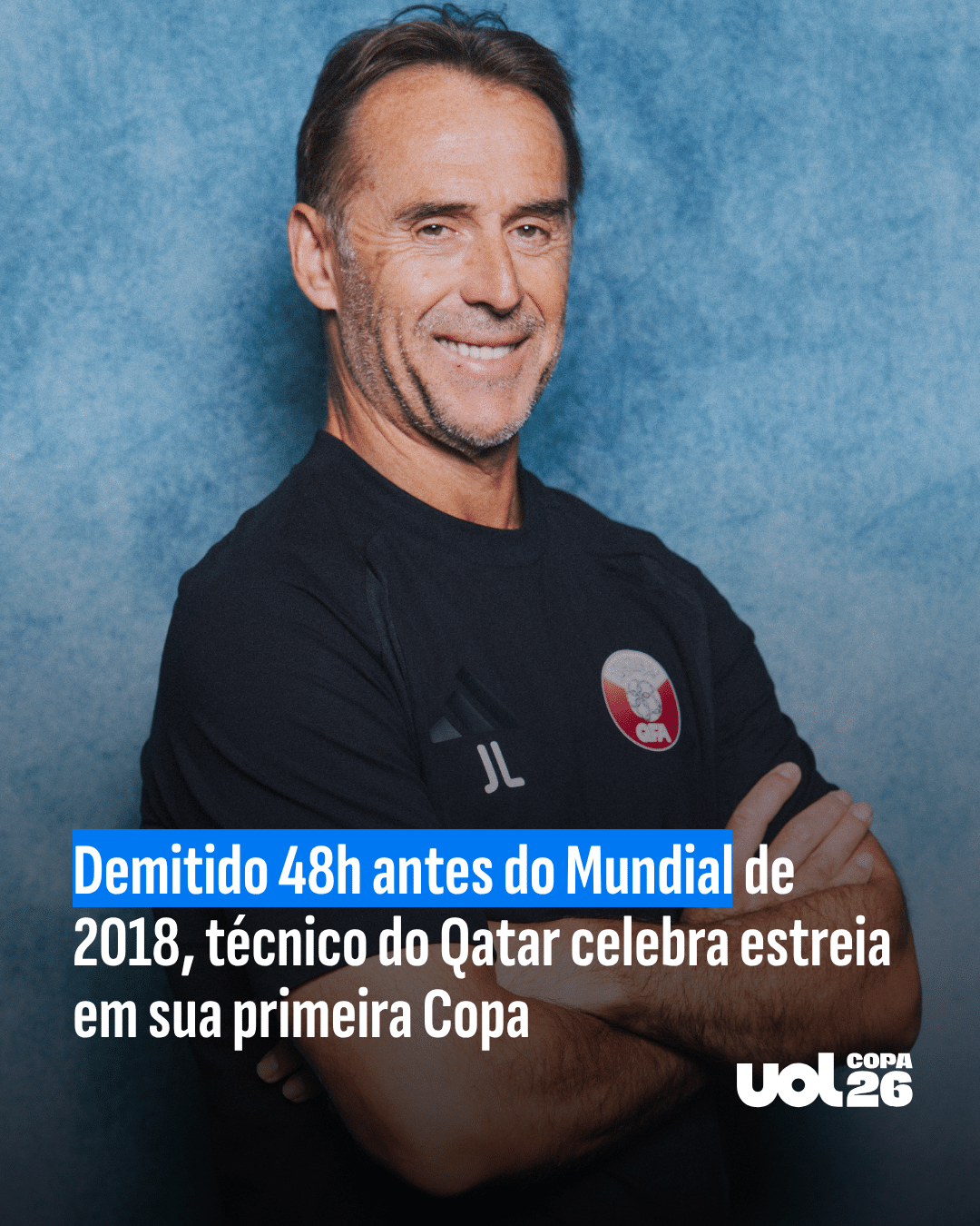 Técnico de VAR corrigindo erro de identidade em simulação durante partida de futebol.