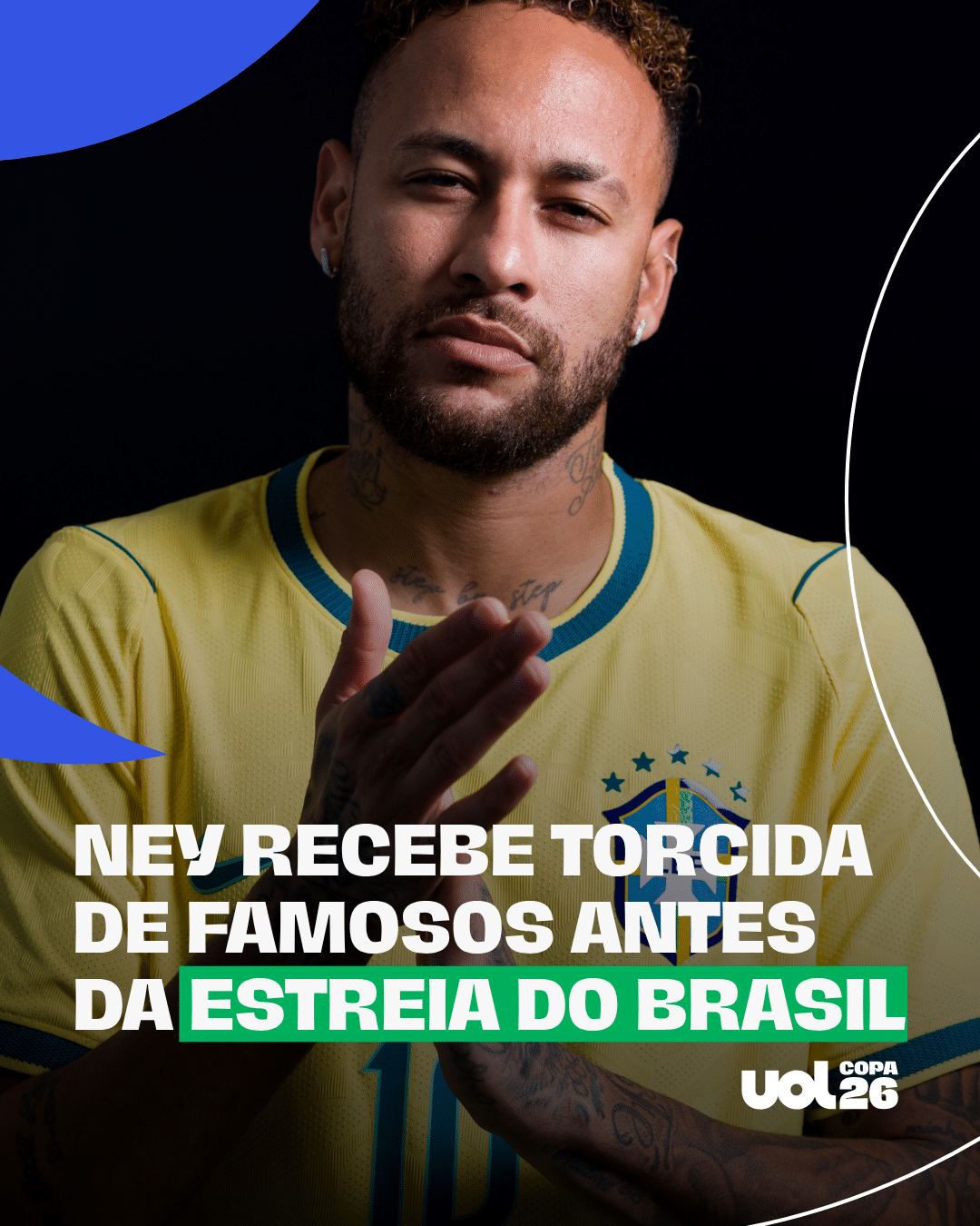 Técnico de VAR corrigindo erro de identidade em simulação durante partida de futebol.