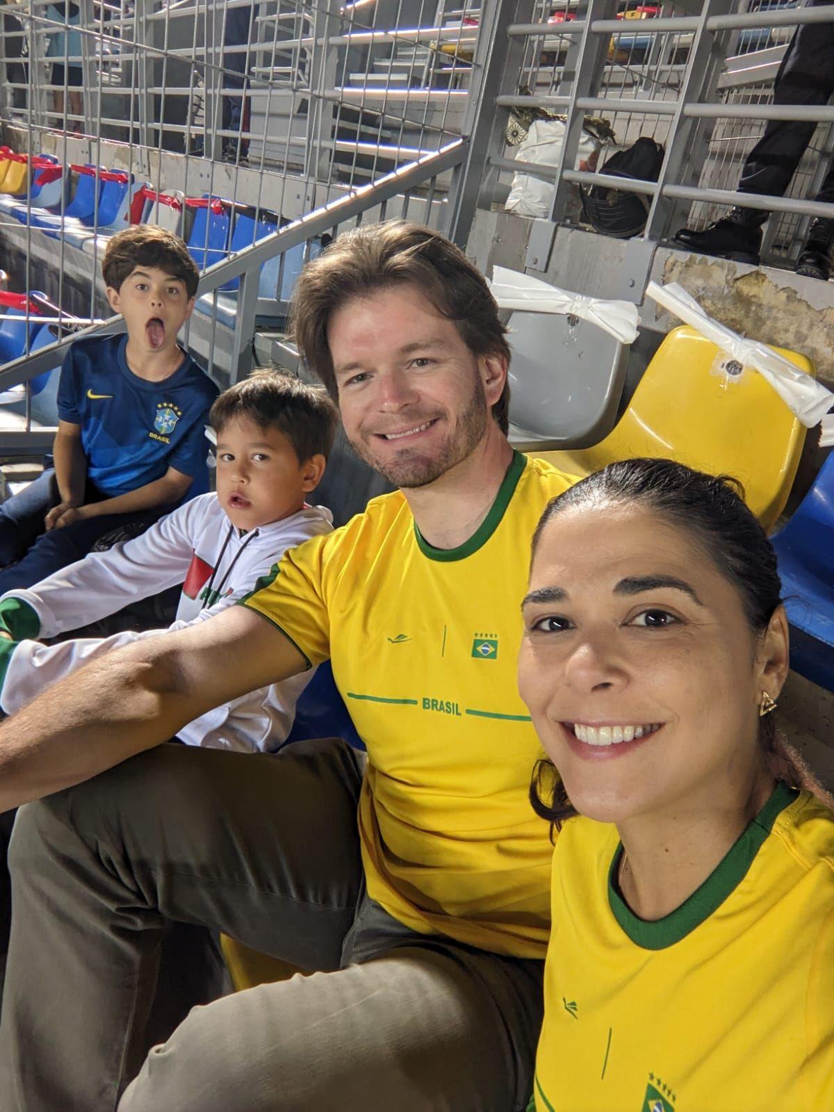 Família brasileira sorri ao lado de suas novas casas no Marrocos, após encontrar segurança e estabilidade.