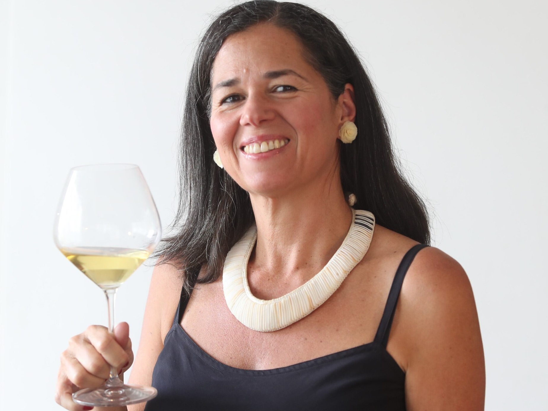 Jornalistas seguram garrafas de vinhos em uma mesa de cobertura da Copa do Mundo.