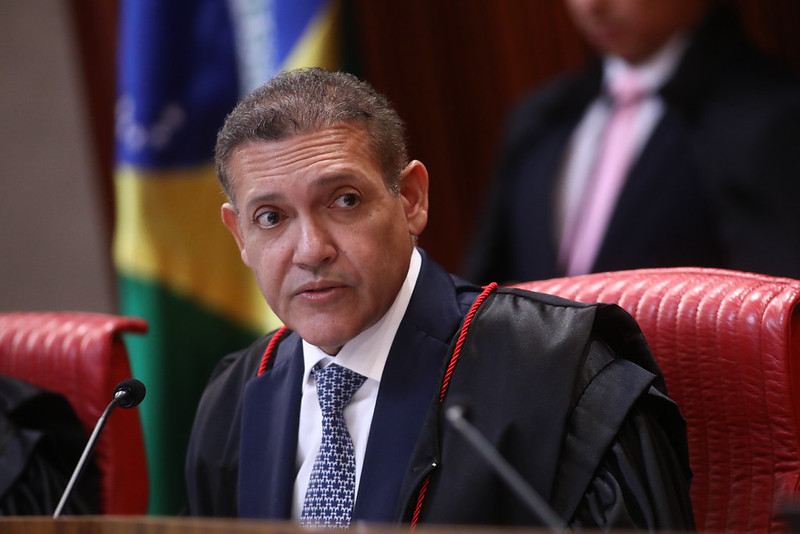 Juiz Nunes Marques rejeita pedido para proibir filme sobre Bolsonaro antes das eleições.