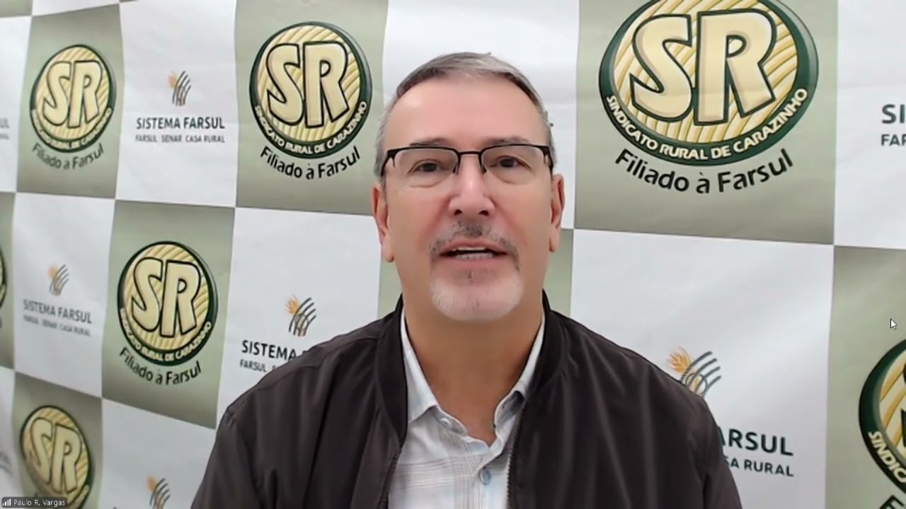 Jornalista analisa gráficos de juros altos em cenário de crise econômica.