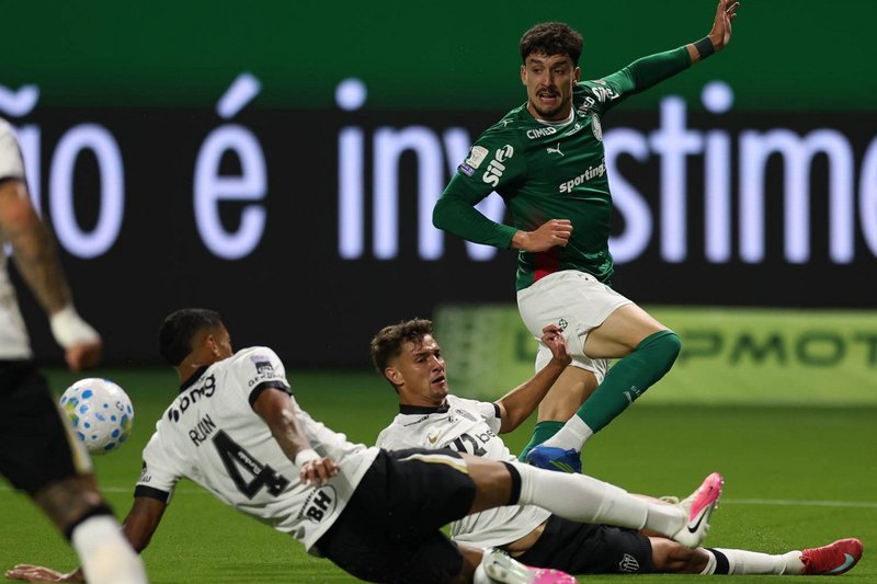 Jogador do Palmeiras tropeça no campo e perde chance de liderança no Brasileirão.
