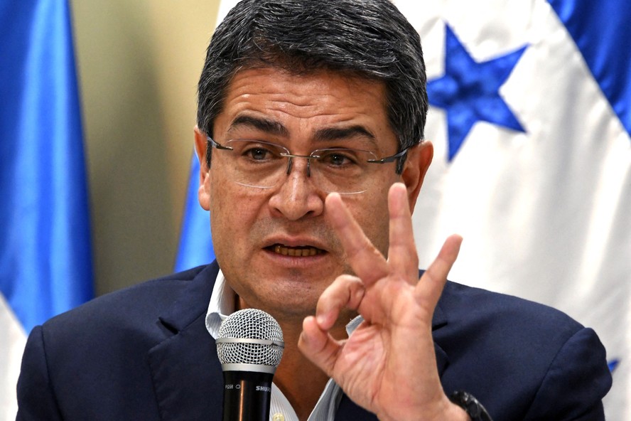 Ex-presidente de Honduras, condenado por narcotráfico, desembarca em sua terra natal após indulto concedido por Trump.