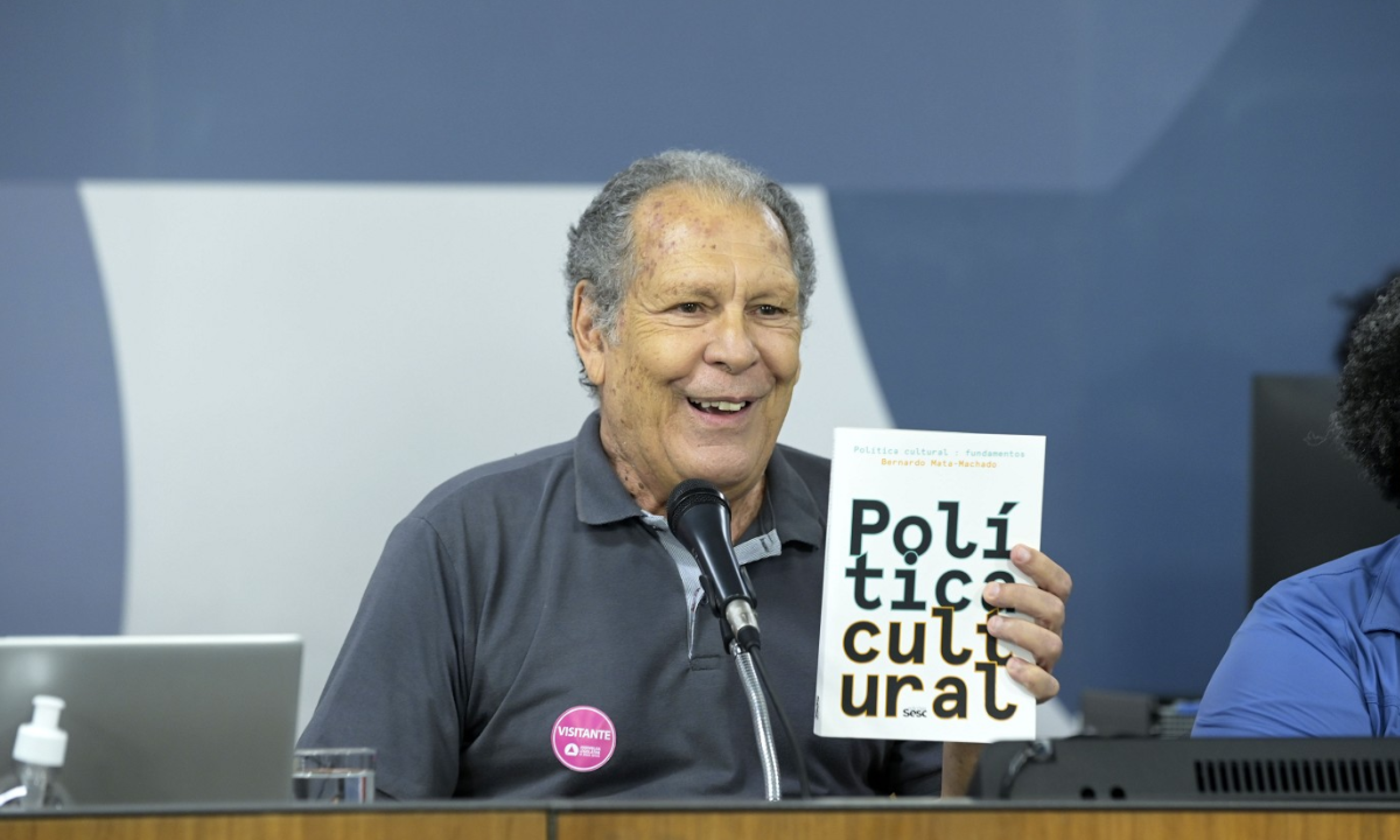 Wellington Dias fala sobre combate à fome em cena de notícia jornalística.