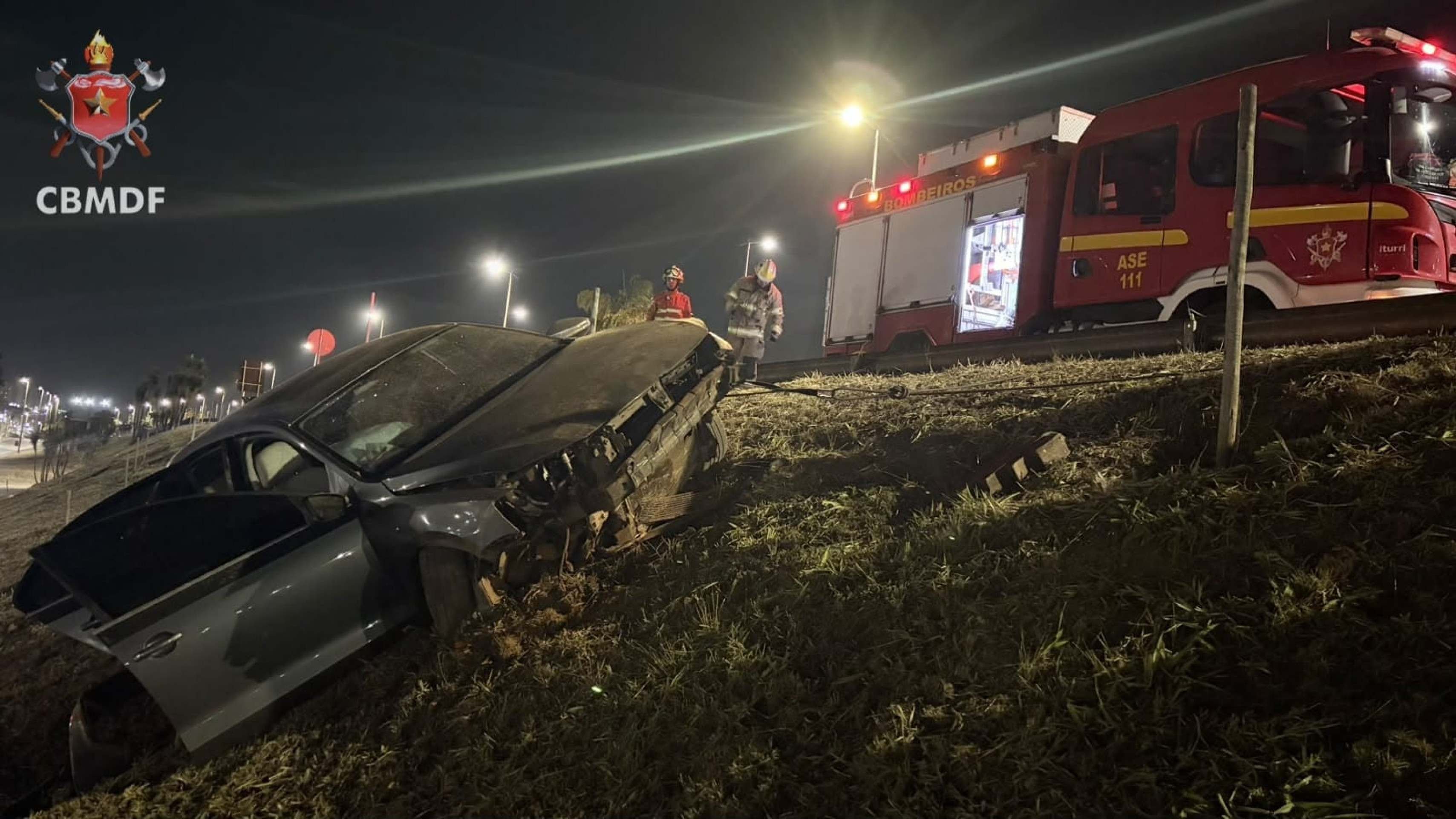Idoso sendo enganado por um ladrão em uma rua movimentada.