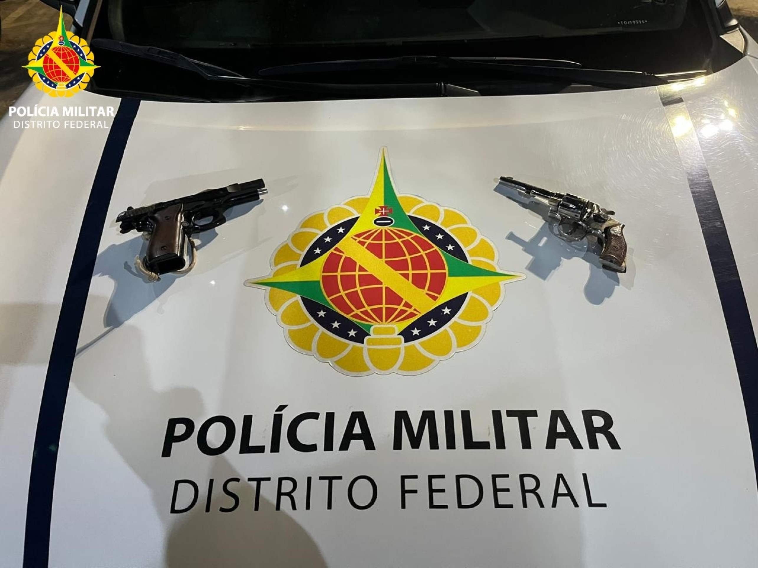 Idoso sendo enganado por um ladrão em uma rua movimentada.