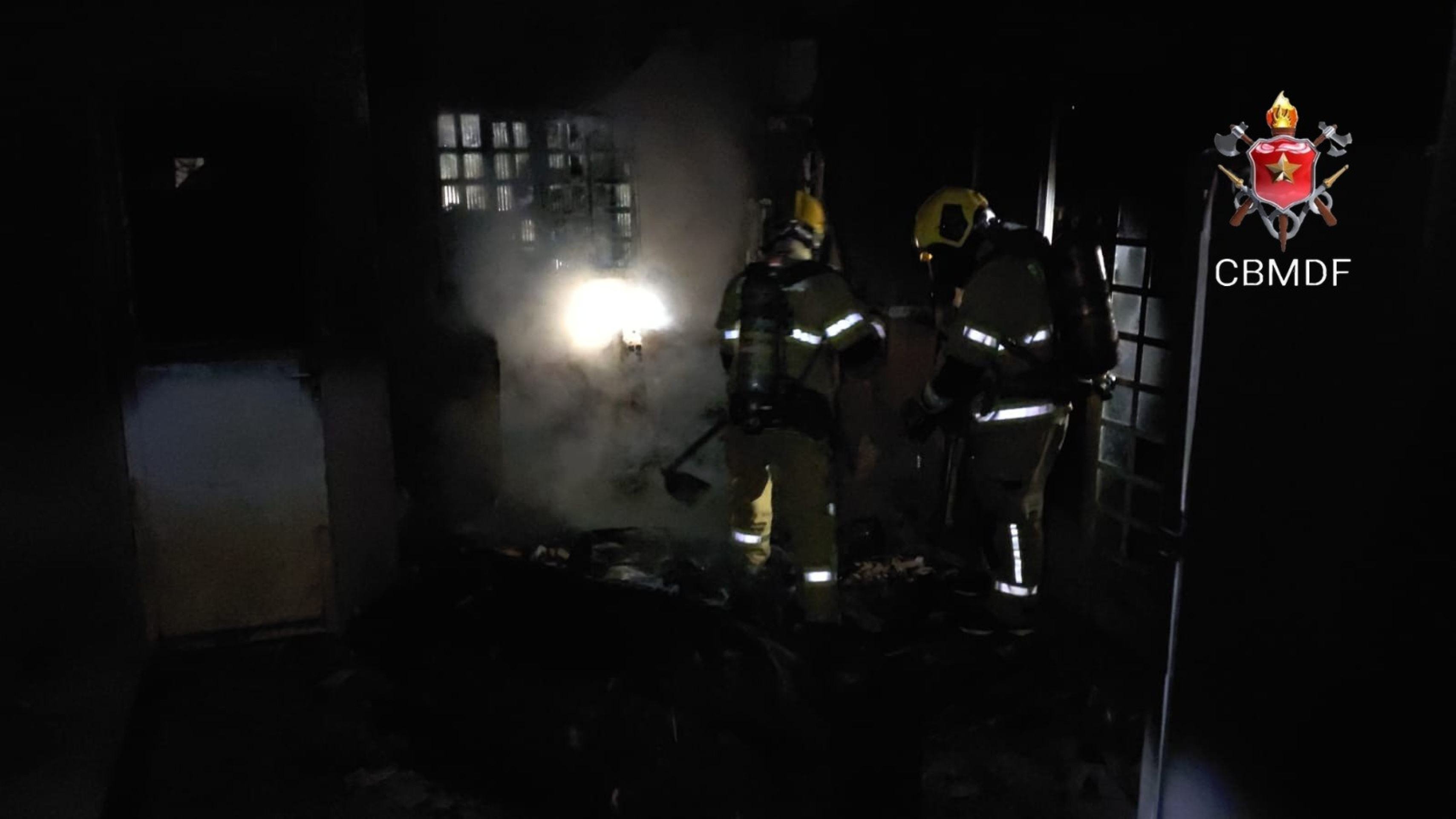 Idoso sendo enganado por um ladrão em uma rua movimentada.