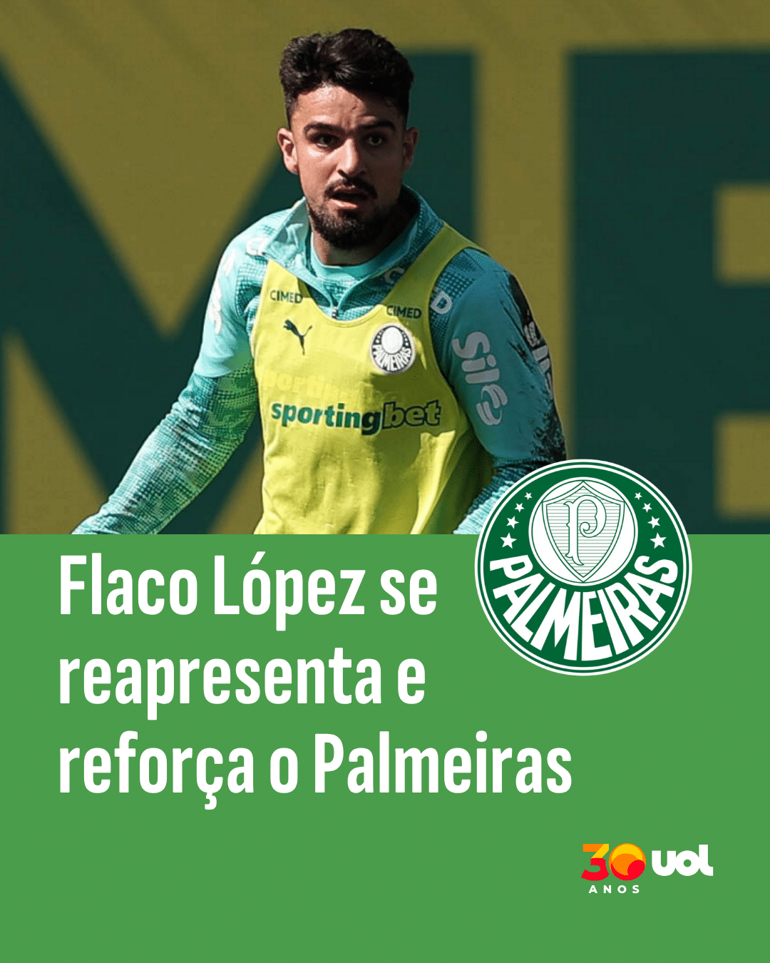Jornalista em frente a uma tela de TV com o Corinthians em uma partida de futebol.
