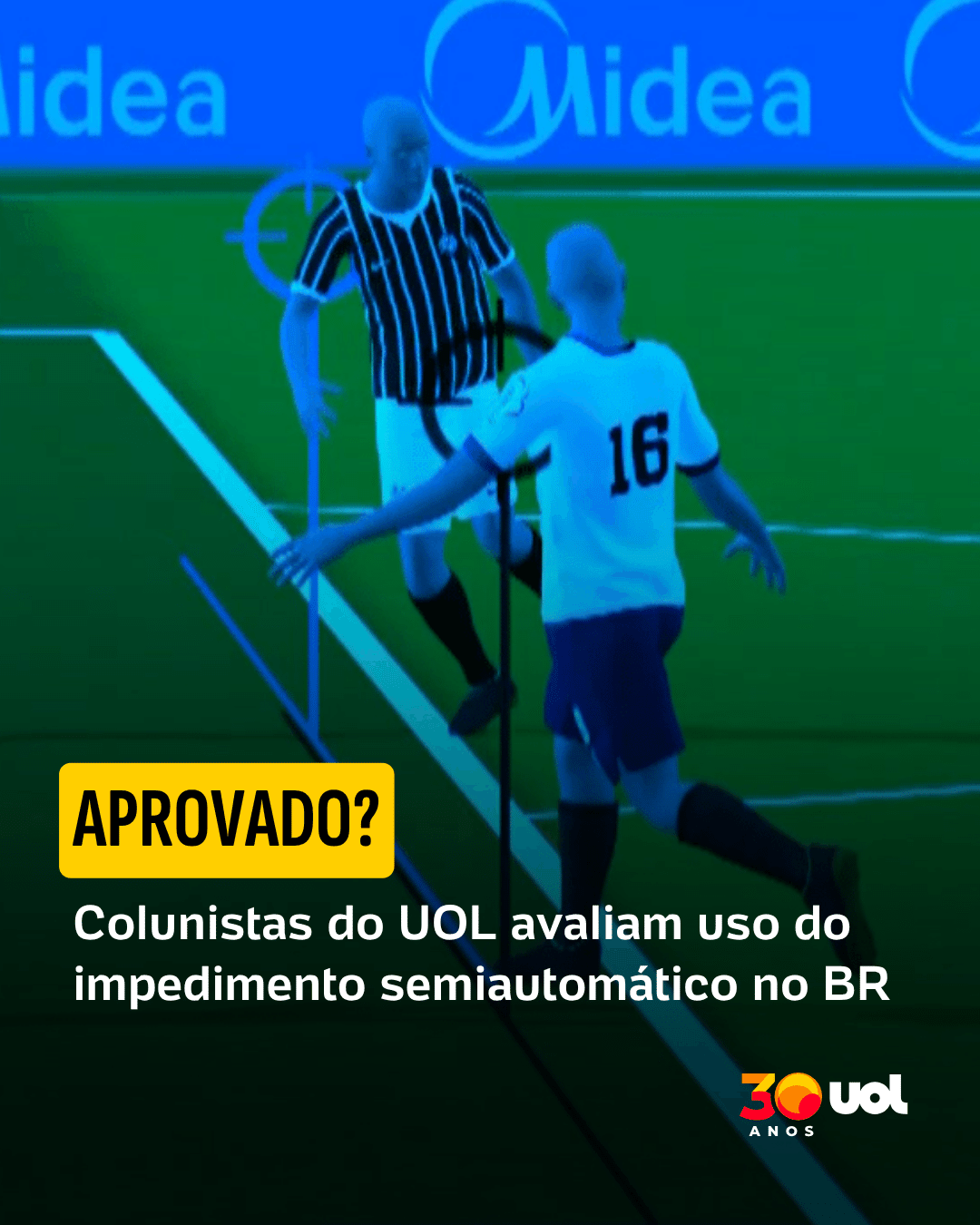 Jornalista em frente a uma tela de TV com o Corinthians em uma partida de futebol.