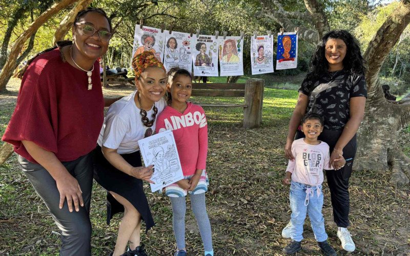 Mulheres negras se reúnem em manifestação em Novo Hamburgo, celebrando resistência e representatividade.