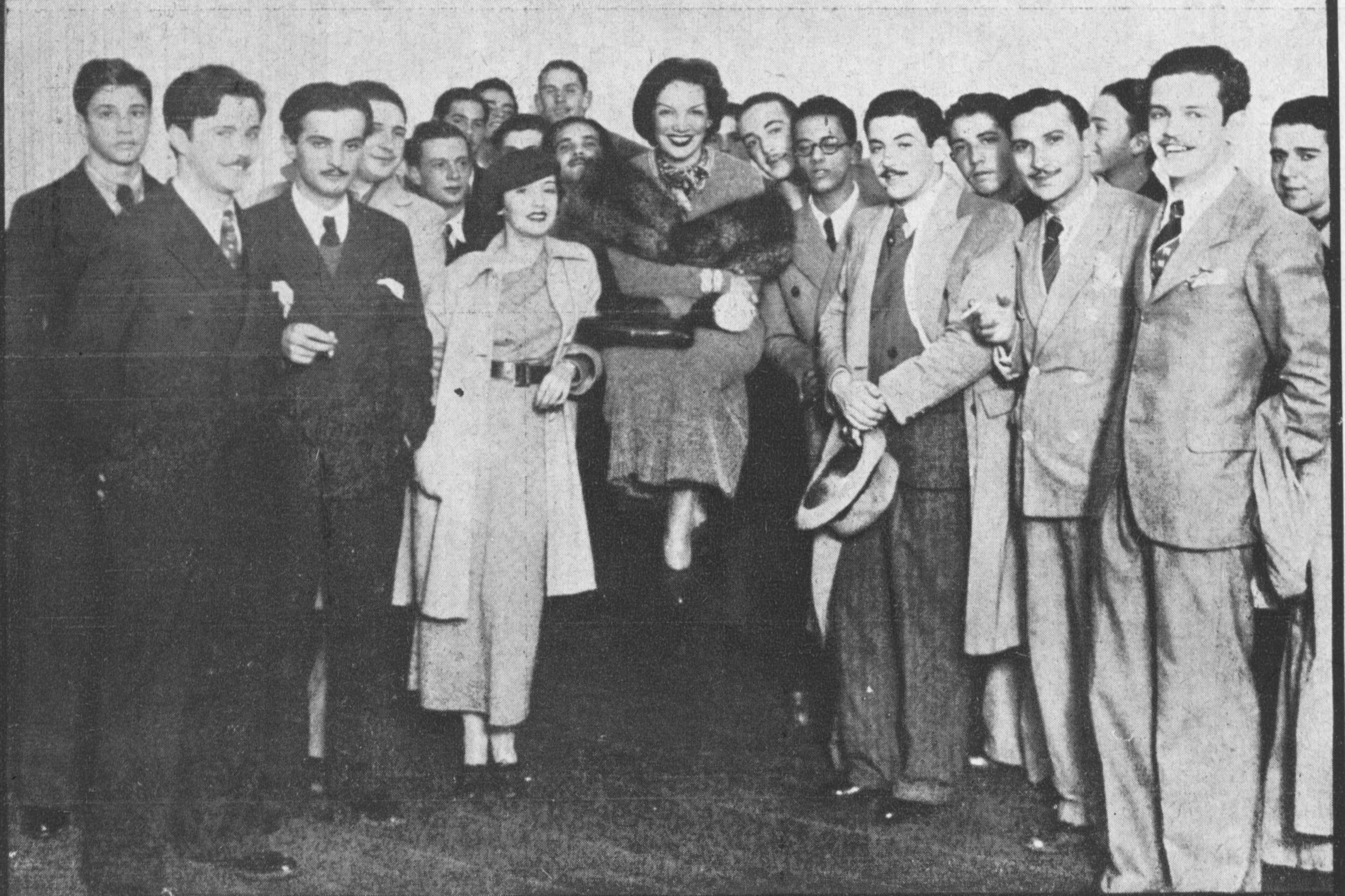 Carmen Miranda em Porto Alegre, cantando e dançando para uma multidão entusiasta.