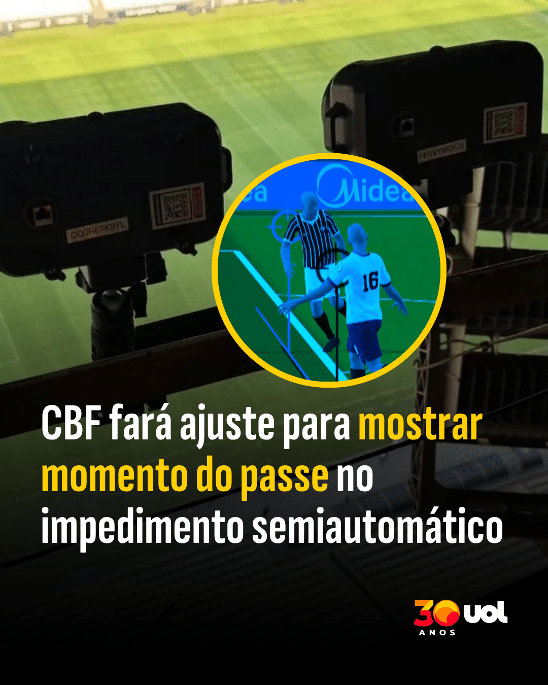 Corinthians treinador conversa com Memphis Depay em campo.