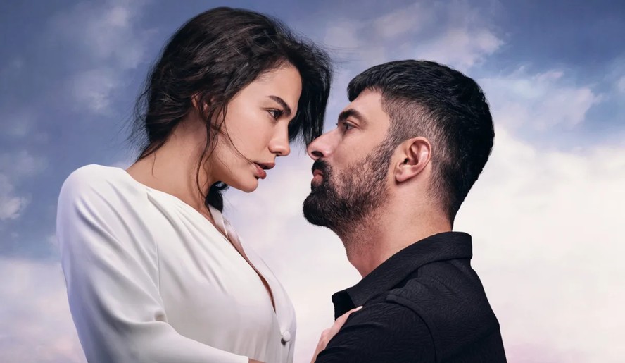 Jornalista segurando um papel com a notícia de novela turca Meu Nome é Farah.