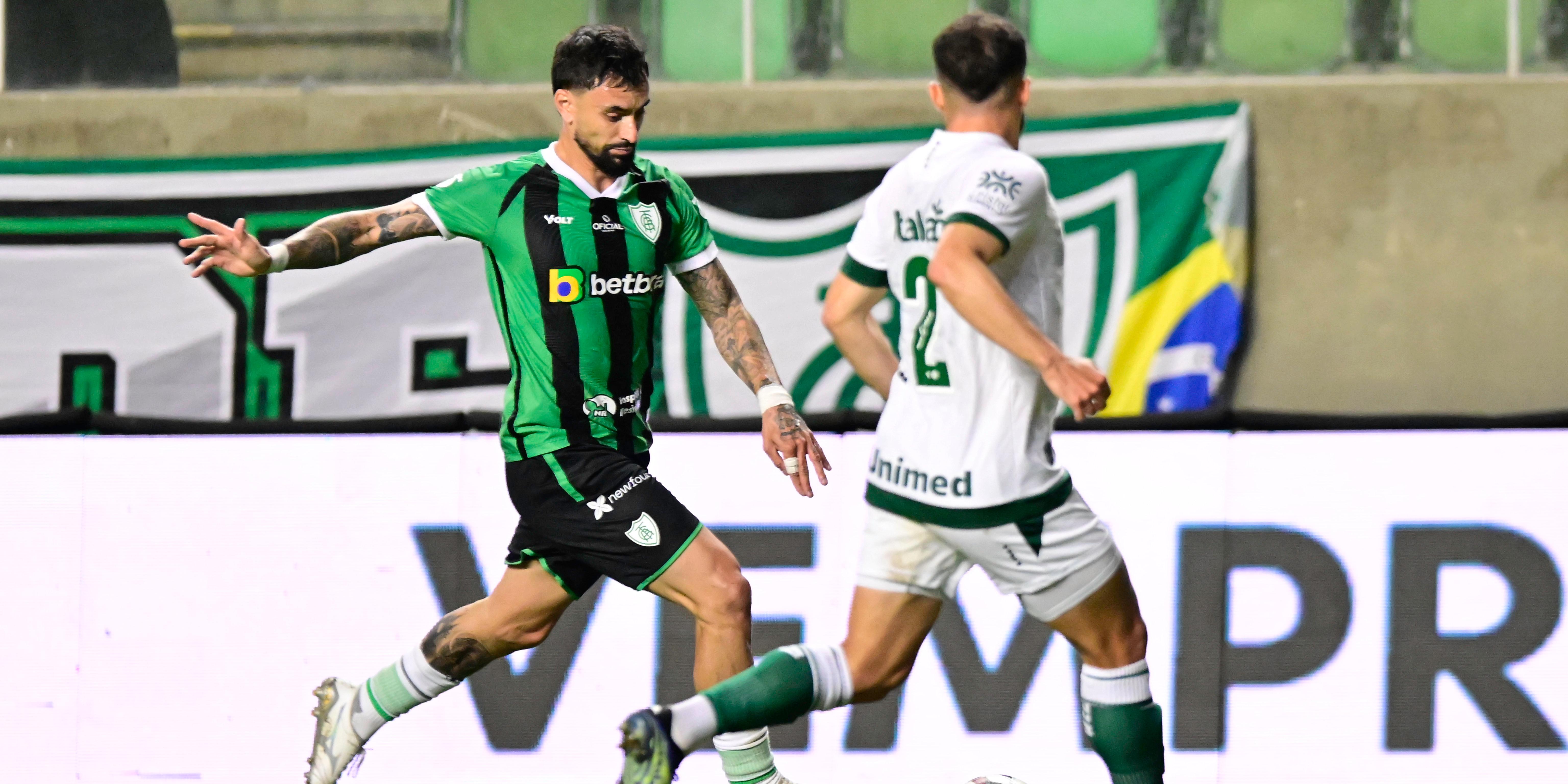 Equipe do América celebra vitória contra o Goiás em jogo de Série B.
