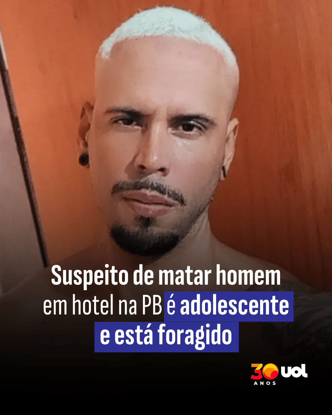 Professor em sala de aula, com expressão séria, ao lado de uma mesa com provas rejeitadas, enquanto alunos olham em choque.