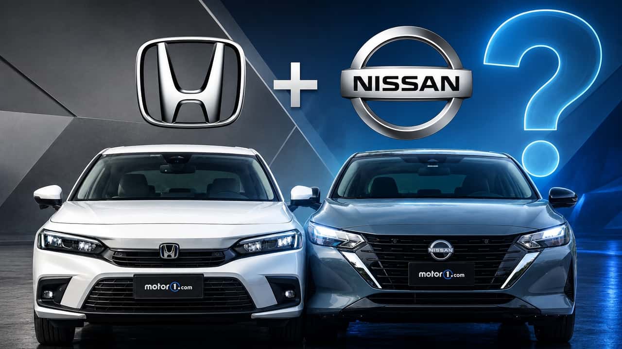 Executivos de Honda e Nissan se reúnem em torno de mesa de negócios.
