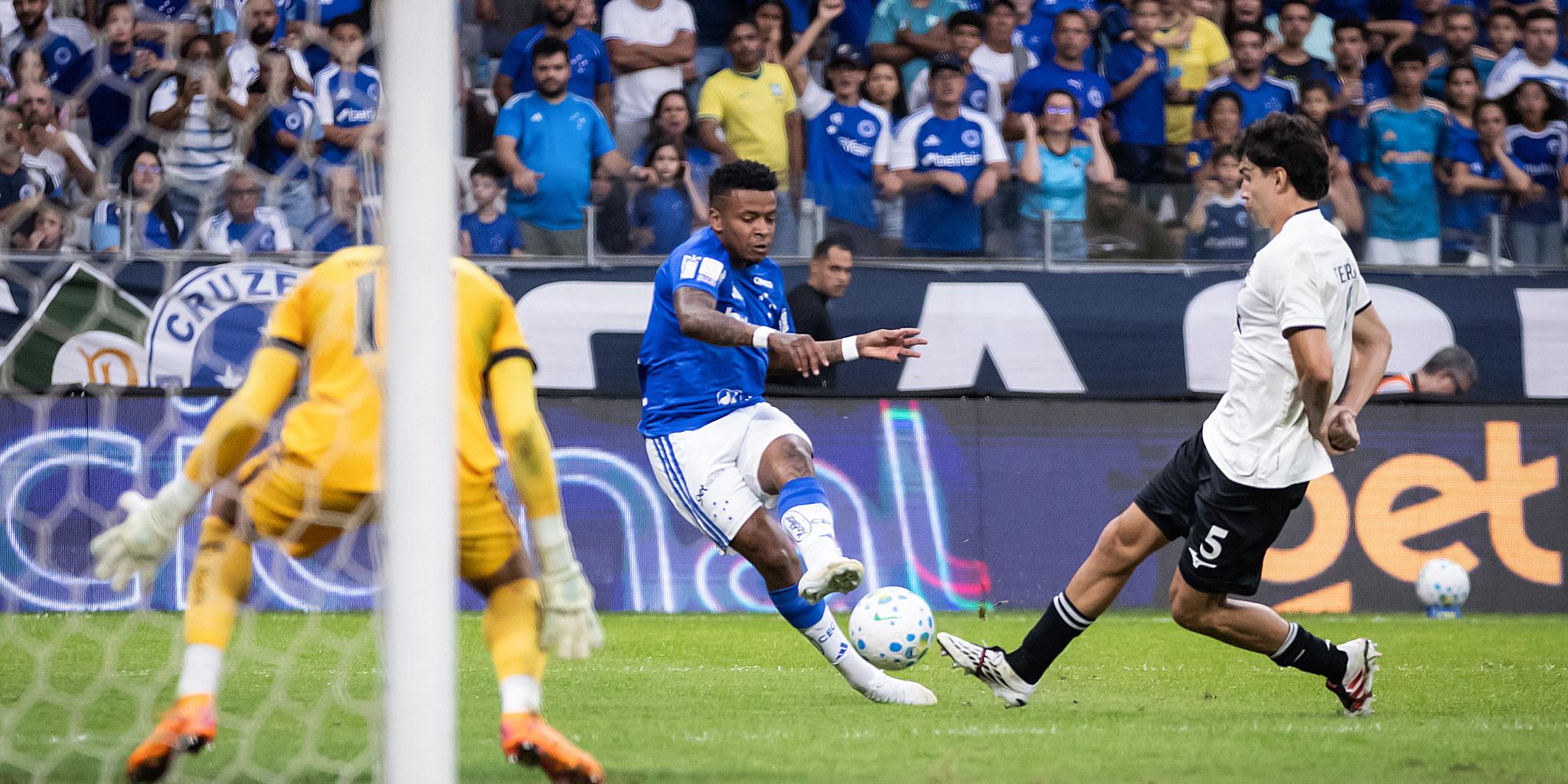 Jogadores do Cruzeiro recebem cartões amarelos e vermelhos contra o Botafogo em um jogo de futebol.