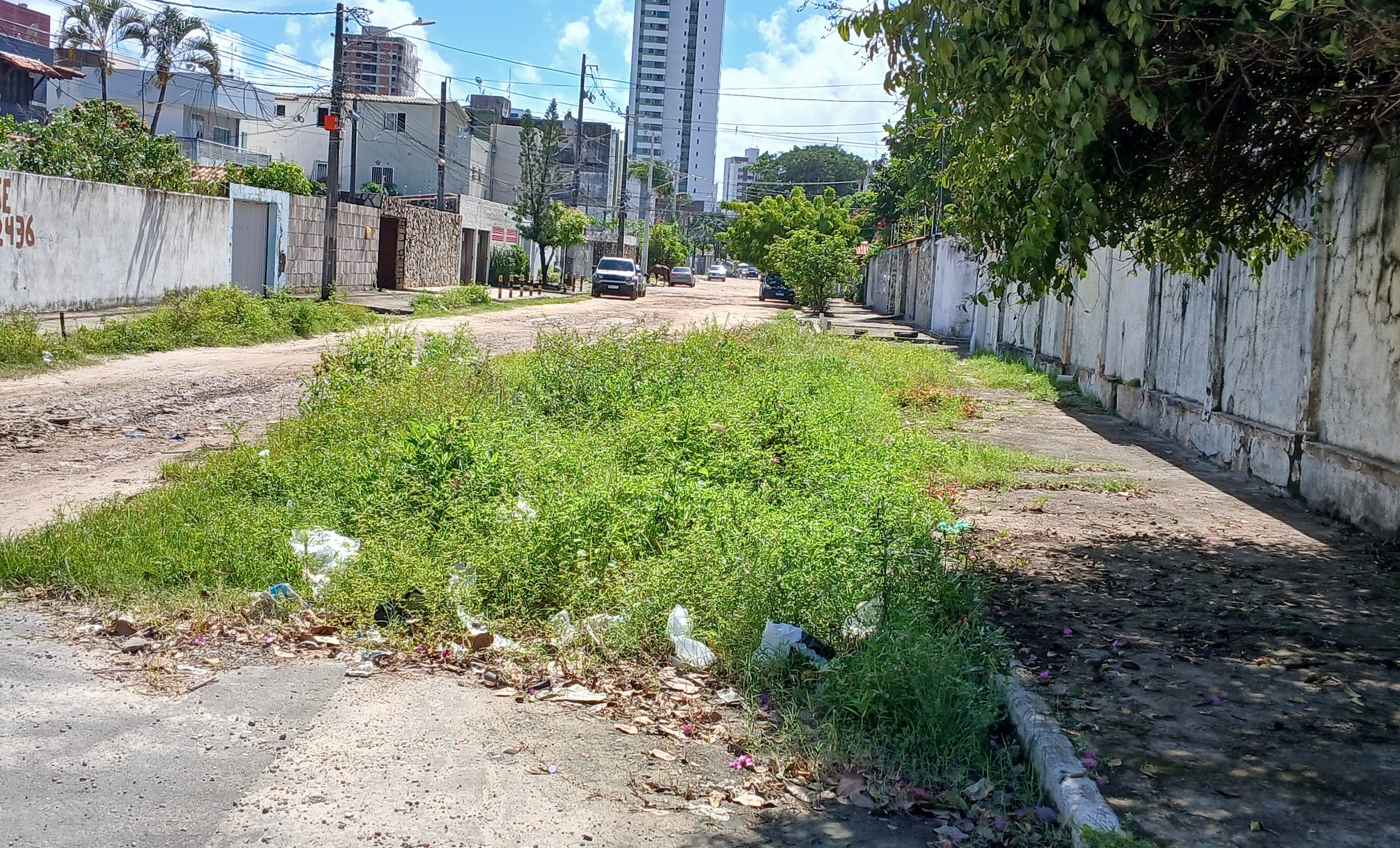 Área de construção abandonada sem supervisão, destacando riscos de acidentes.