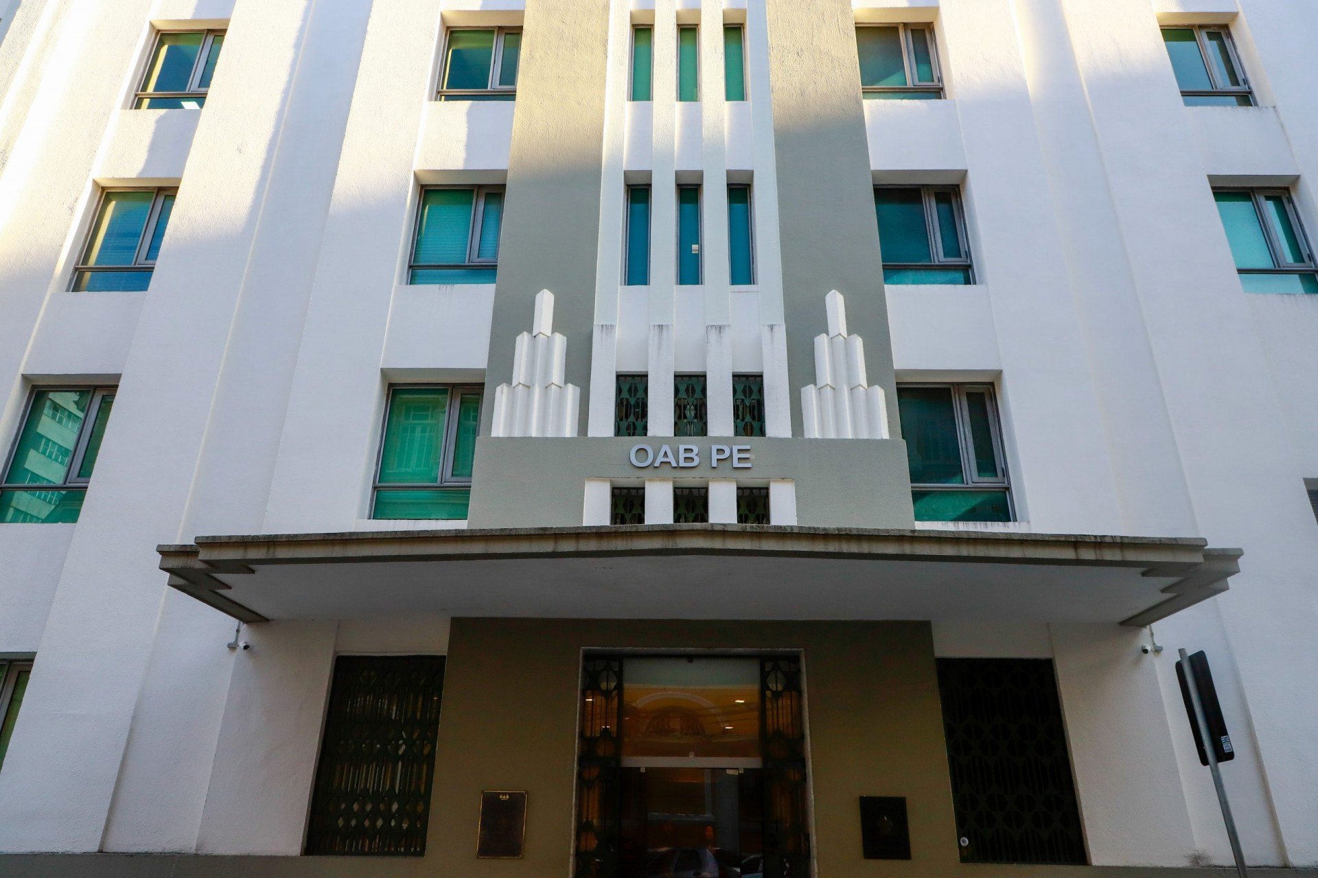 Área de construção abandonada sem supervisão, destacando riscos de acidentes.