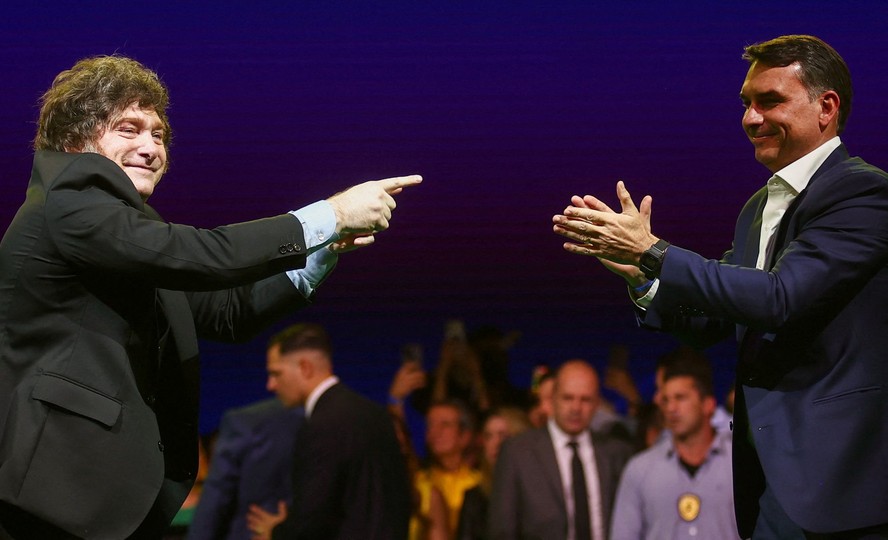 Político argentino Jair Bolsonaro (esq.) e o presidente argentino Javier Milei (dir.) comparando impactos ambientais.