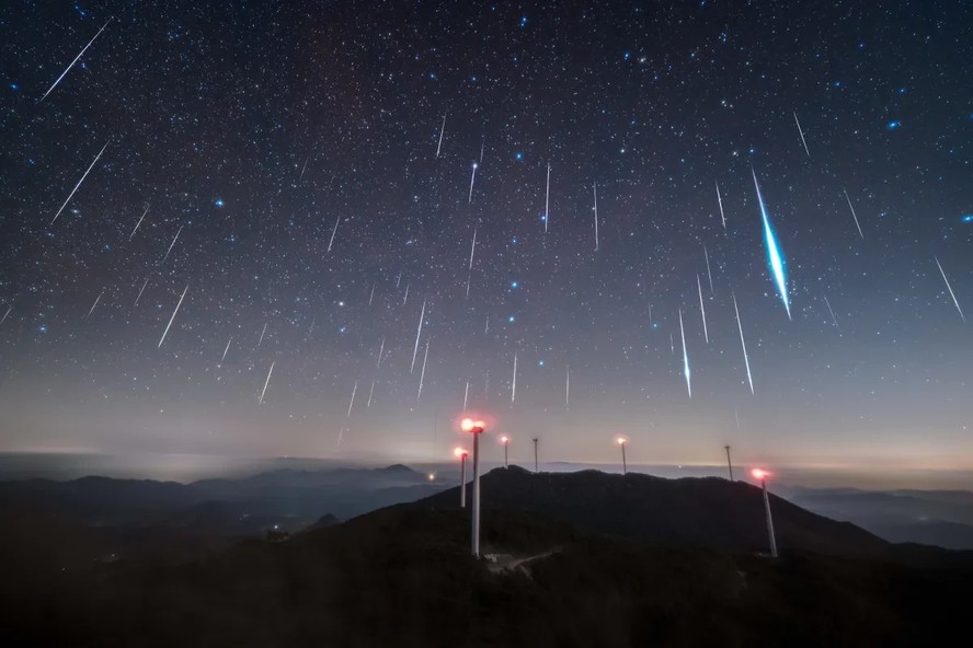 Pessoas observando o céu noturno em busca de chuvas de meteoros.