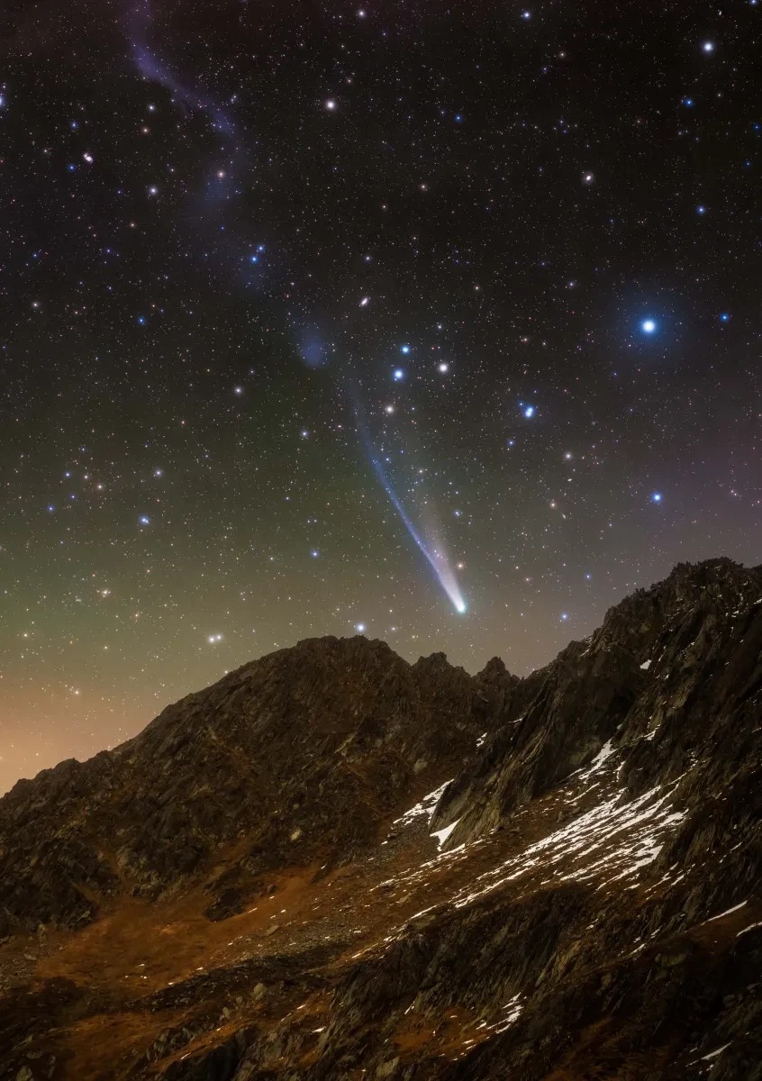 Pessoas observando o céu noturno em busca de chuvas de meteoros.