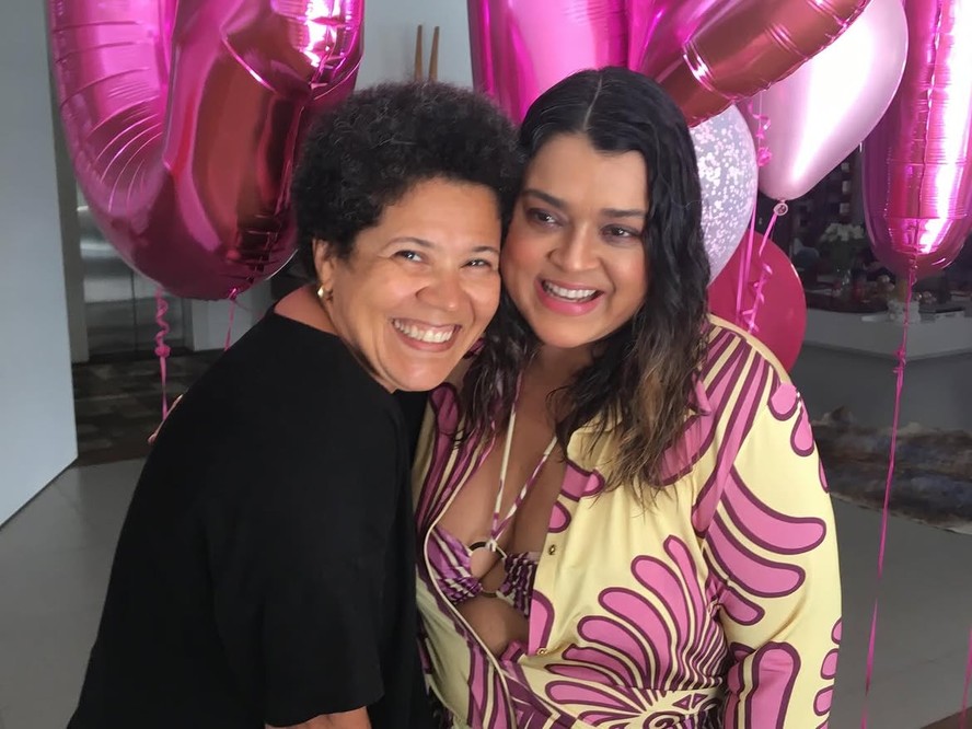 Nara Gil compartilha momento íntimo com mãe Preta Gil em ambiente acolhedor.