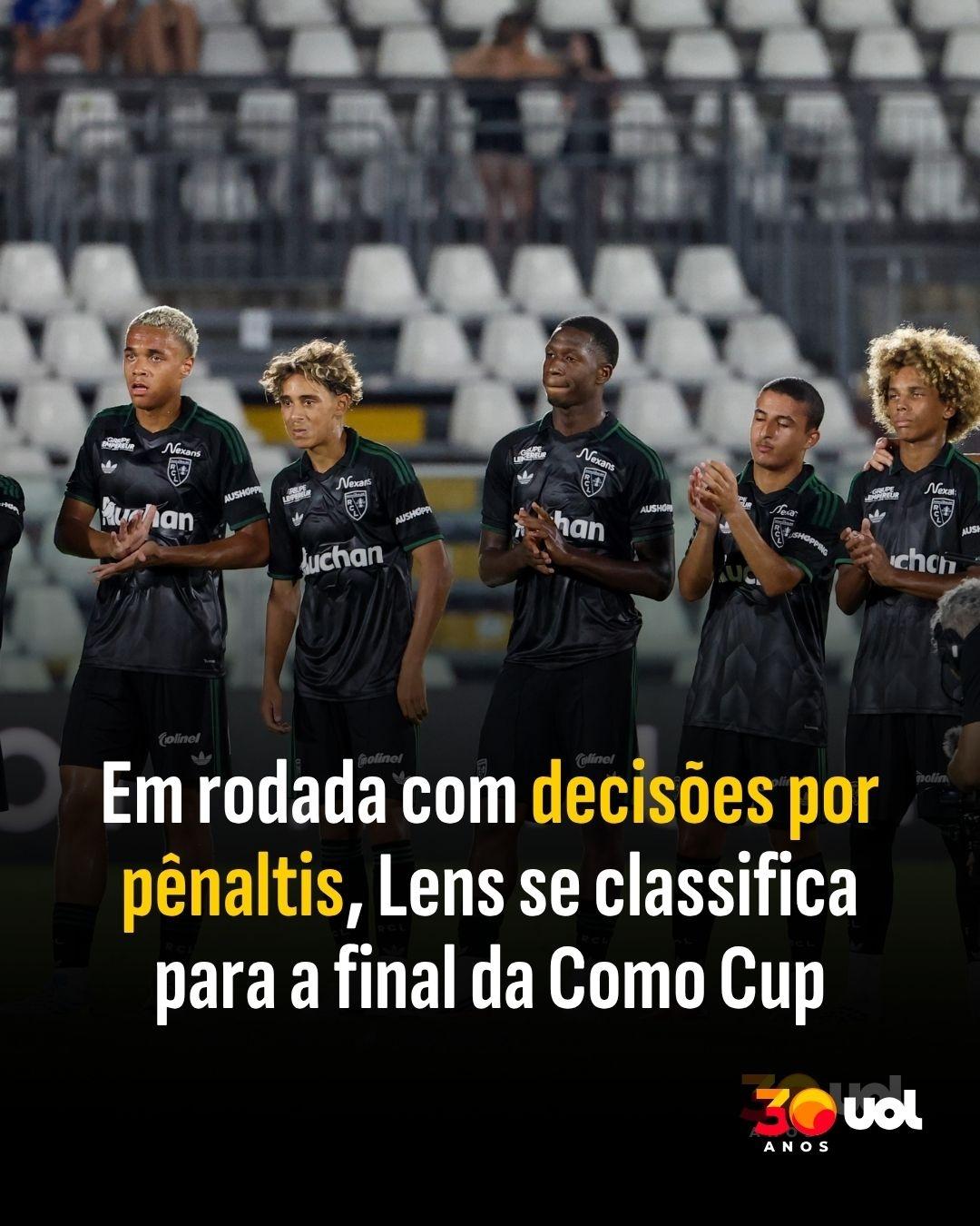 Negociadores do Corinthians e Memphis se reúnem em torno de mesa de reunião, com expressões tensas.