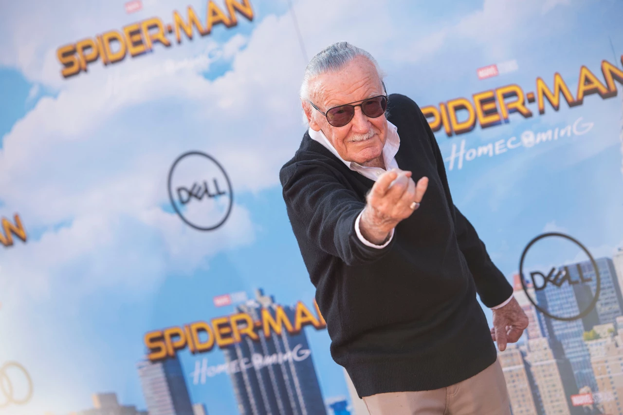 Tela de notícia com imagem de Stan Lee sentado em uma cadeira, com uma expressão pensativa.