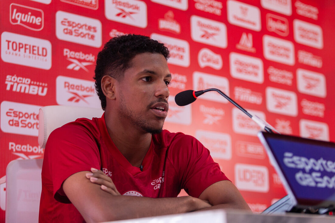 Atleta Kauã comemora seu retorno ao clube Náutico com uma expressão de alegria.