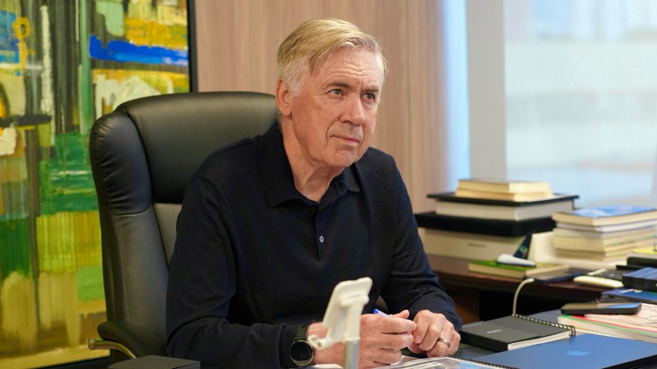 Ancelotti reúne-se com a Comissão Técnica no Brasil.
