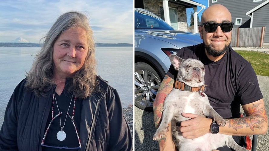 Mulheres chorando ao lado de uma parede com fotos das vítimas de tiroteio em Seattle.