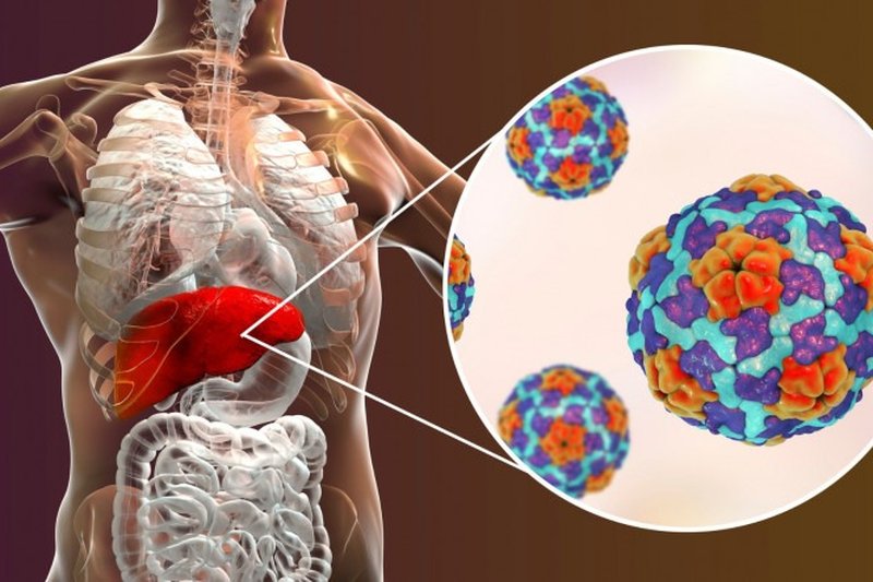 Mulher em camisa branca, com um microscópio em primeiro plano, examinando uma amostra de sangue.