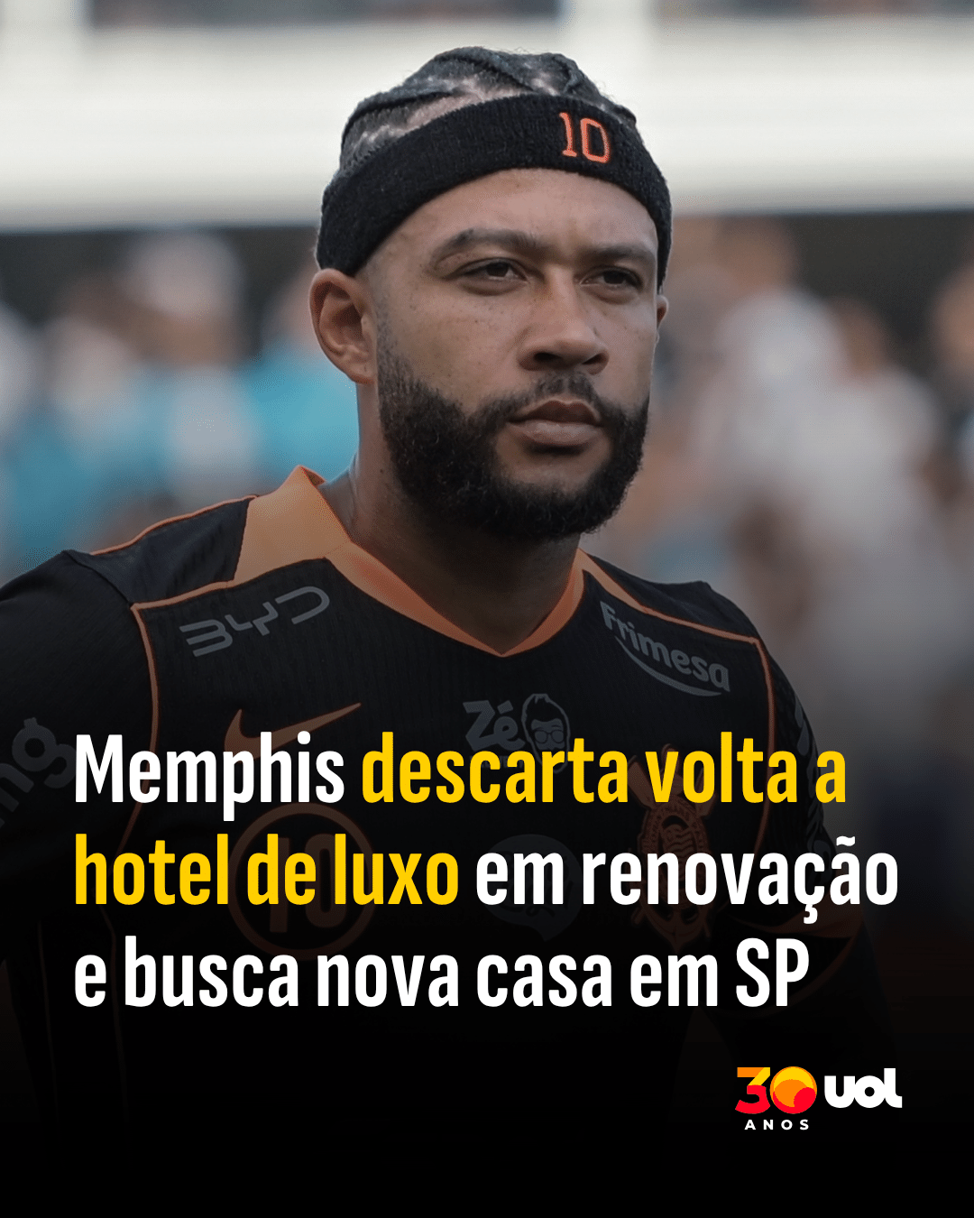 Time de futebol Santos celebra após superar adversário em jogo emocionante.