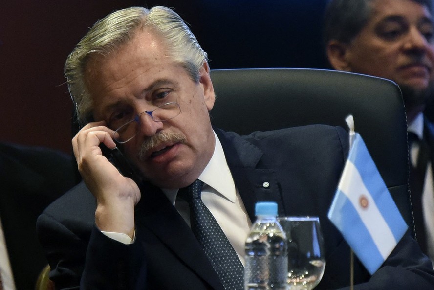 Ex-presidente da Argentina criticando o presidente argentino e fazendo referência a Lula em entrevista jornalística.