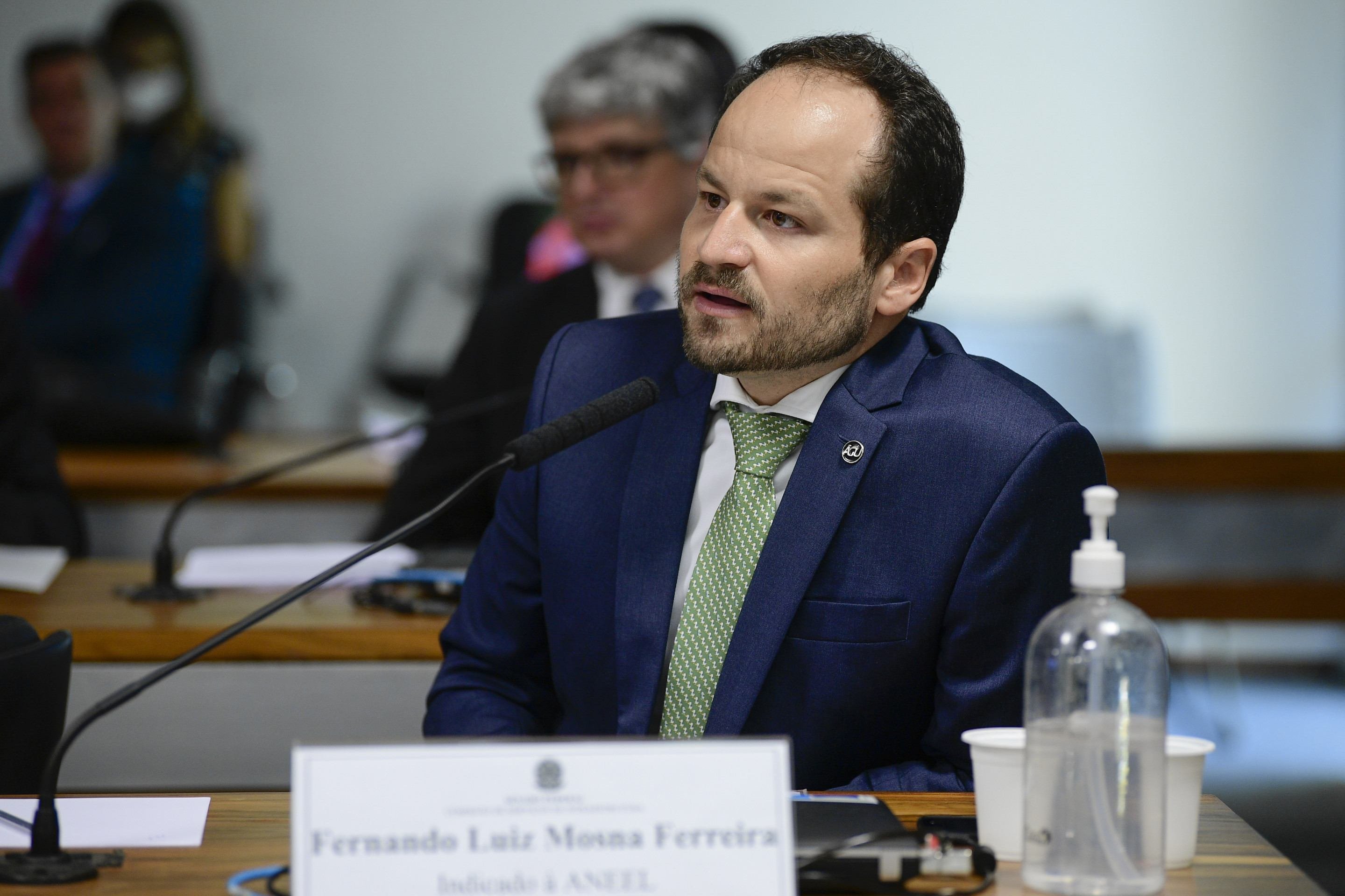 Funcionário do FGTS lê relatório financeiro em escritório governamental.
