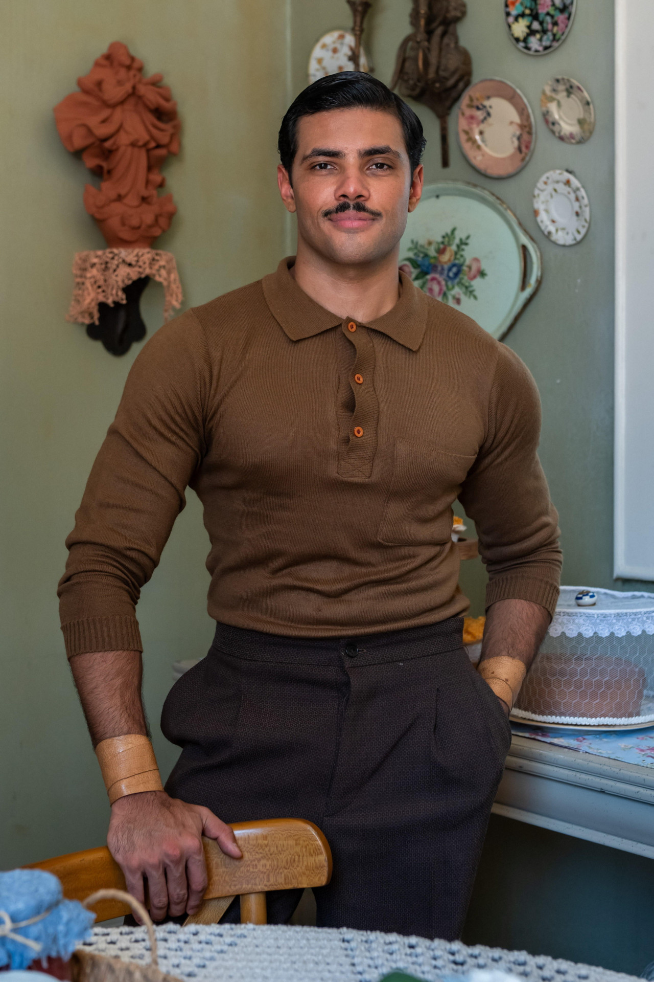 Ator Gabriel Fuentes interpreta Adônis em cena dramática de 