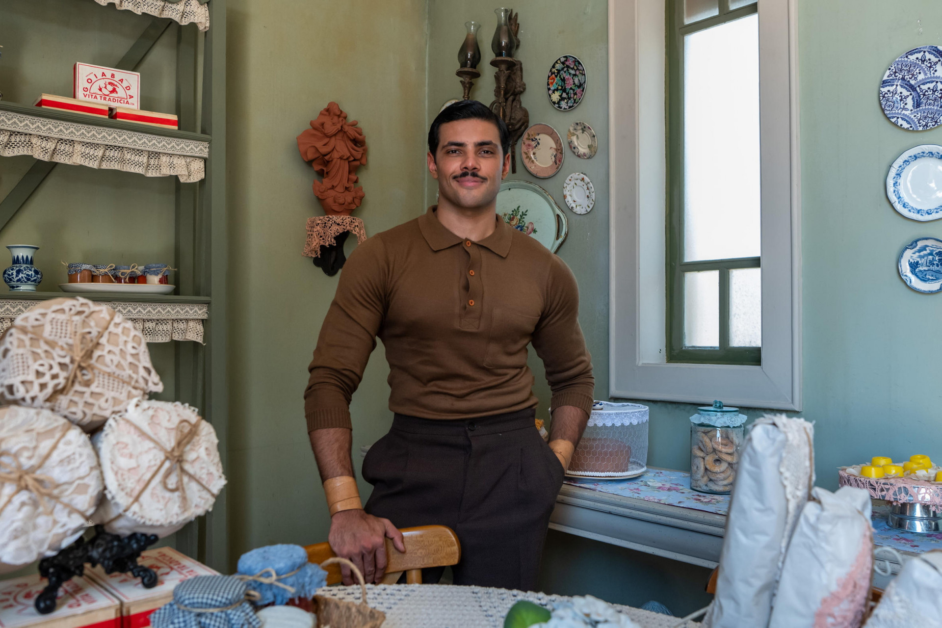 Ator Gabriel Fuentes interpreta Adônis em cena dramática de 