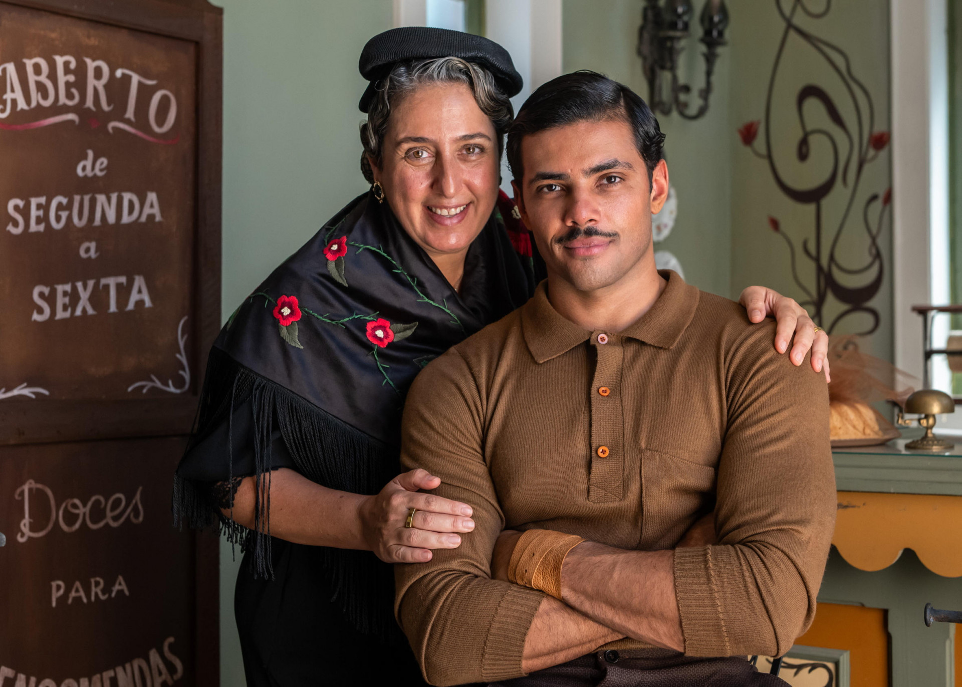 Ator Gabriel Fuentes interpreta Adônis em cena dramática de 