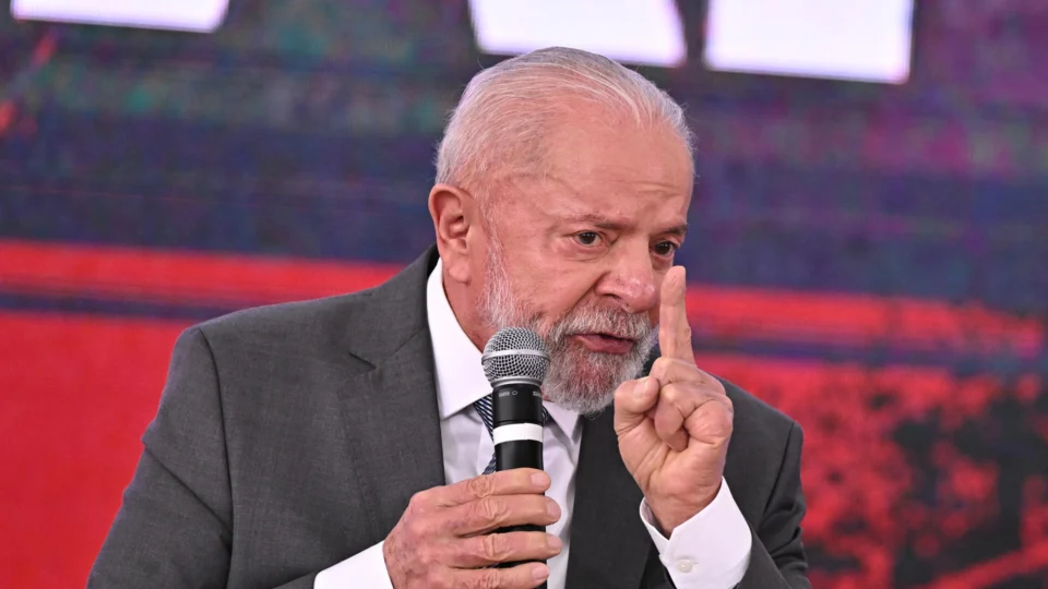 Lula fala em defesa de Lulinha em frente a uma equipe de jornalistas.