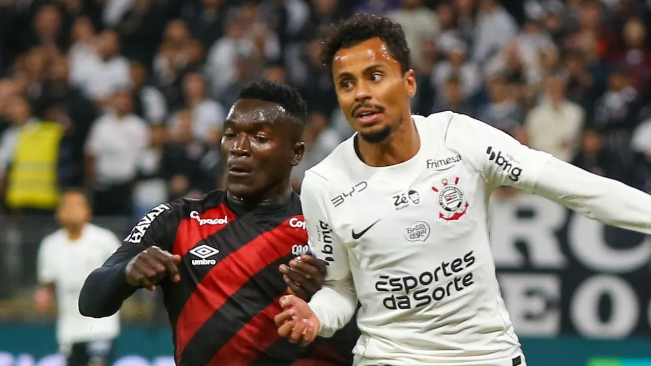 Técnico Odair em conversa com jogador no vestiário do Athletico.