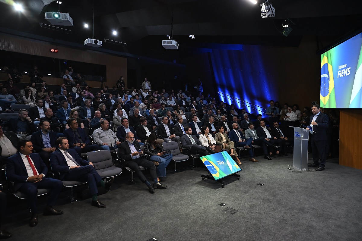 Representante de indústria se reúne com governantes para discutir frete, impostos e desenvolvimento econômico.