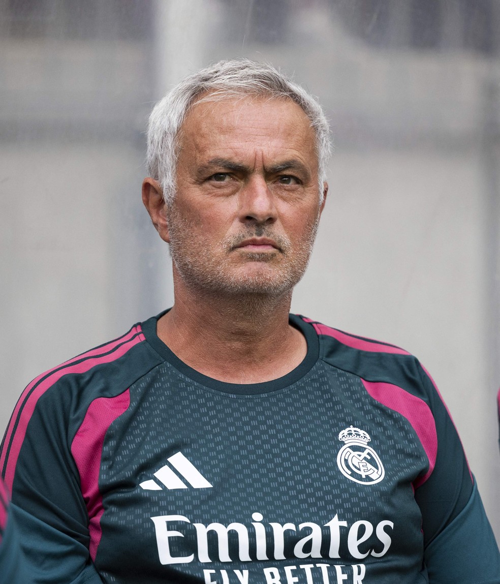 Jovem jogador Endrick em ação no campo de futebol, com uniforme do Real Madrid, em jogo amistoso.